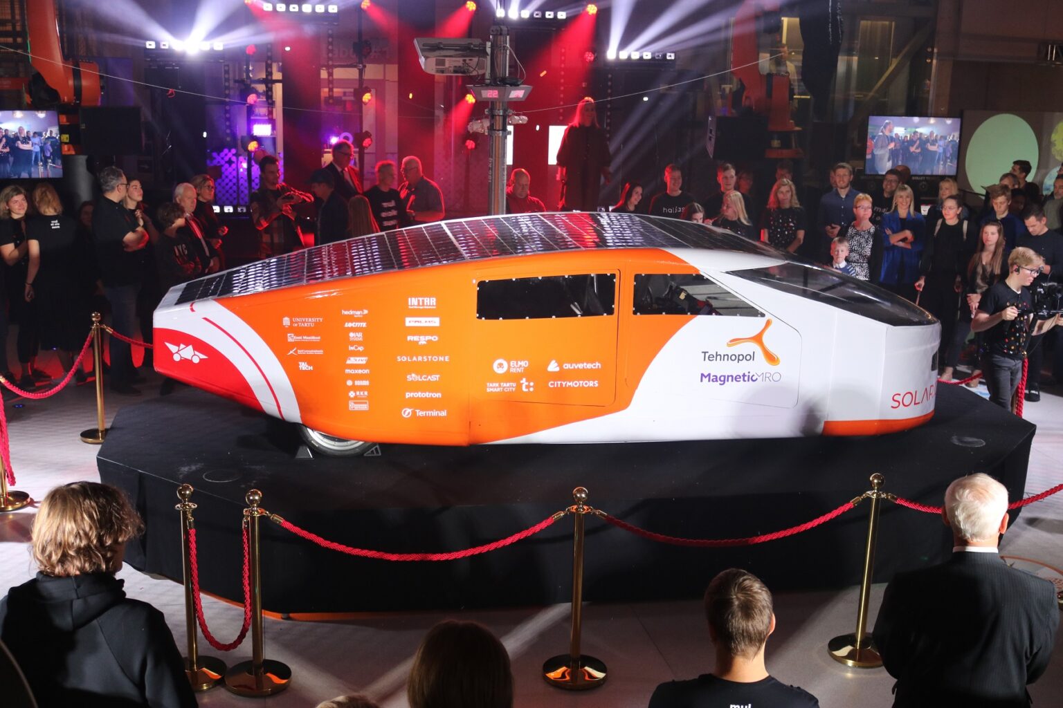 Solaride esitles Tartus Baltikumi esimest päikeseautot Solaride päikeseauto
