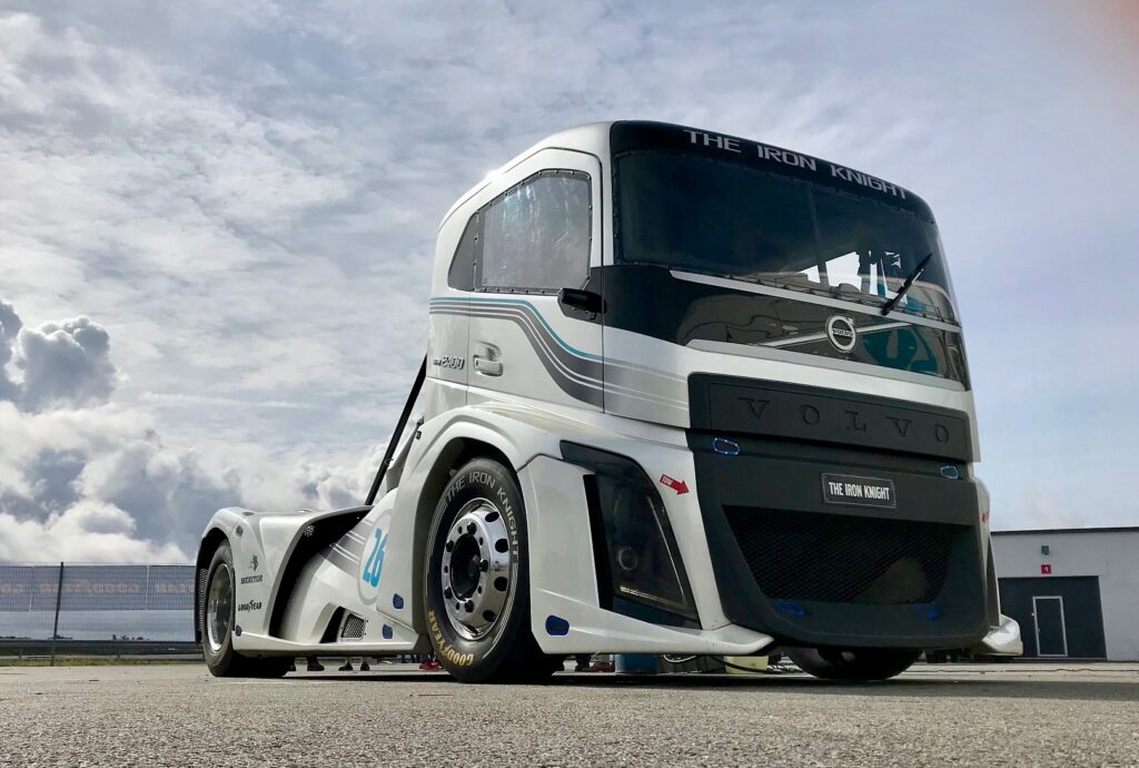 Audrus Porsche ringil demonstreeriti maailma kiireimat veokit Volvo Iron Knight