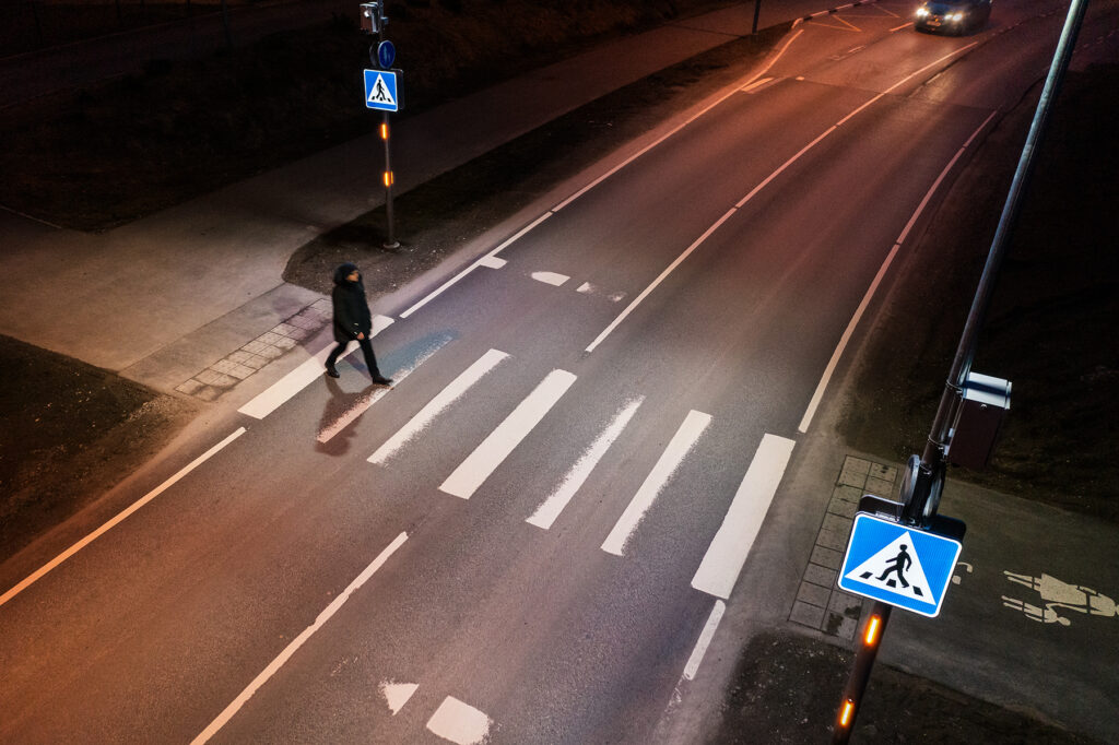 Nutikas ülekäigurada hoiatab juhte ohu eest Bercman nutikas ülekäigurada