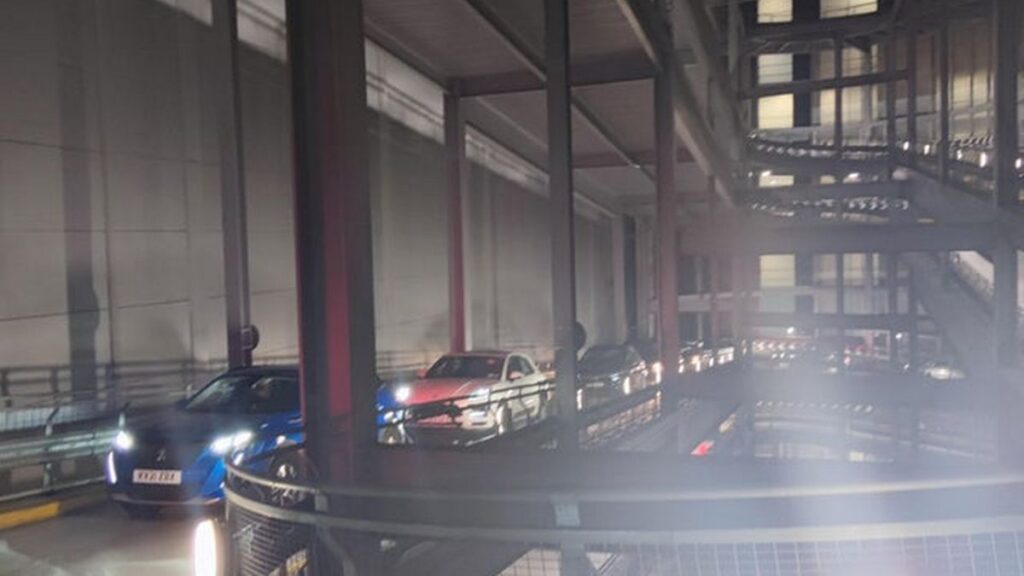 Tühja akuga Tesla jättis poodlejad kolmeks tunniks lõksu Westfield ummik