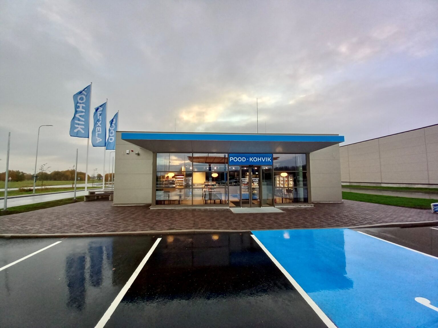 Alexela avas eile Tallinnas uue mugavuspoe koos tanklaga Tiskre Alexela mugavuspood