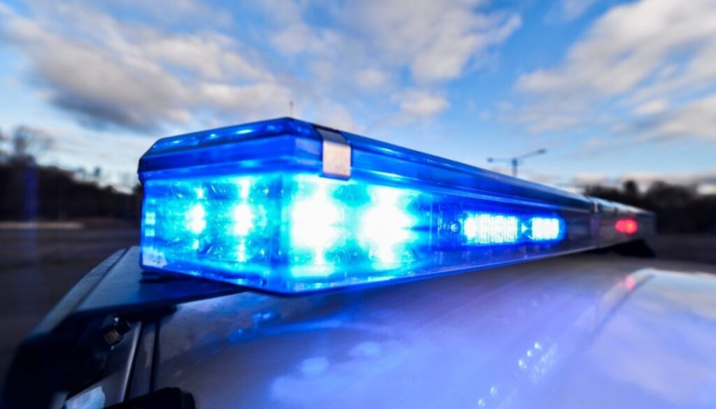 Roolijoodikut tabada aidanud juht vigastas jälitamise käigus oma autot Politsei vilkur