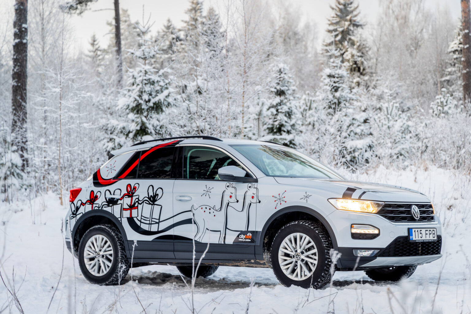 Tänaval vurab nüüd jõulurüüsse riietatud CityBee auto Citybee jõulud