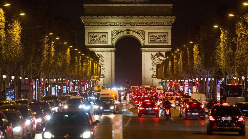 Prantsuse autoreklaamid peavad hakkama sisaldama keskkonnasõnumit Pariis ummik