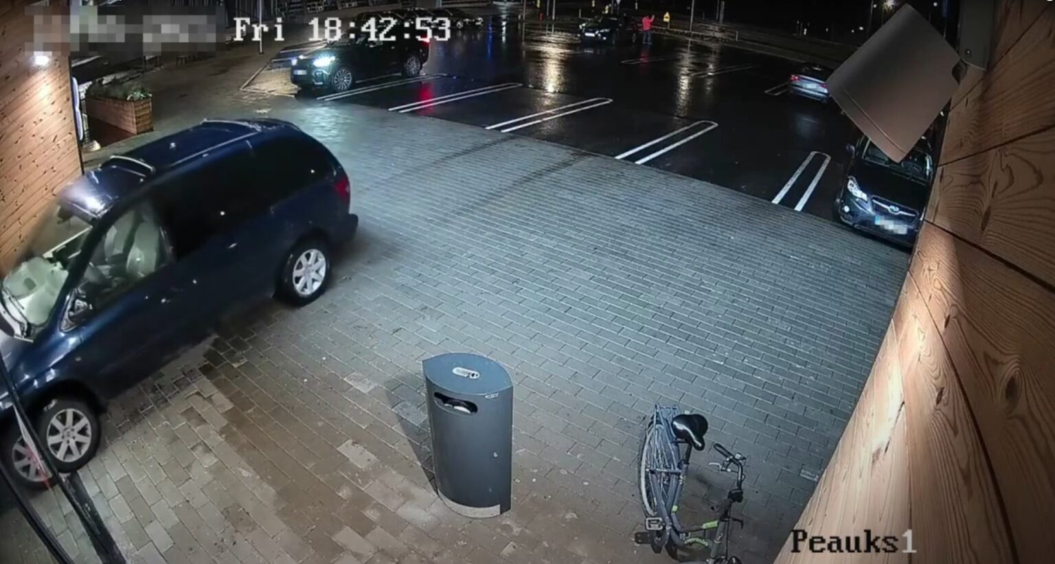 Auto sõitis uksed maha