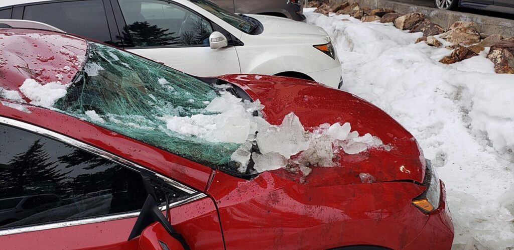 Autole kukkunud jää- ja lumetükid on toonud 50 000 € kahjusid Lumi ja jää autol