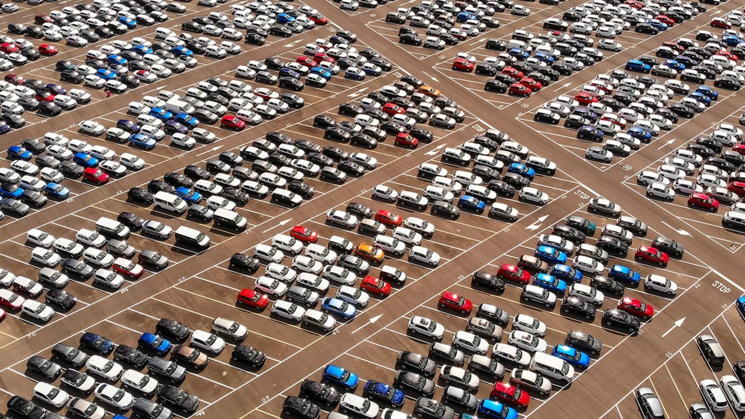 Uuring: 2022. aastal müüdi 9% vähem autosid kui 2021 Autod parkla Unsplash