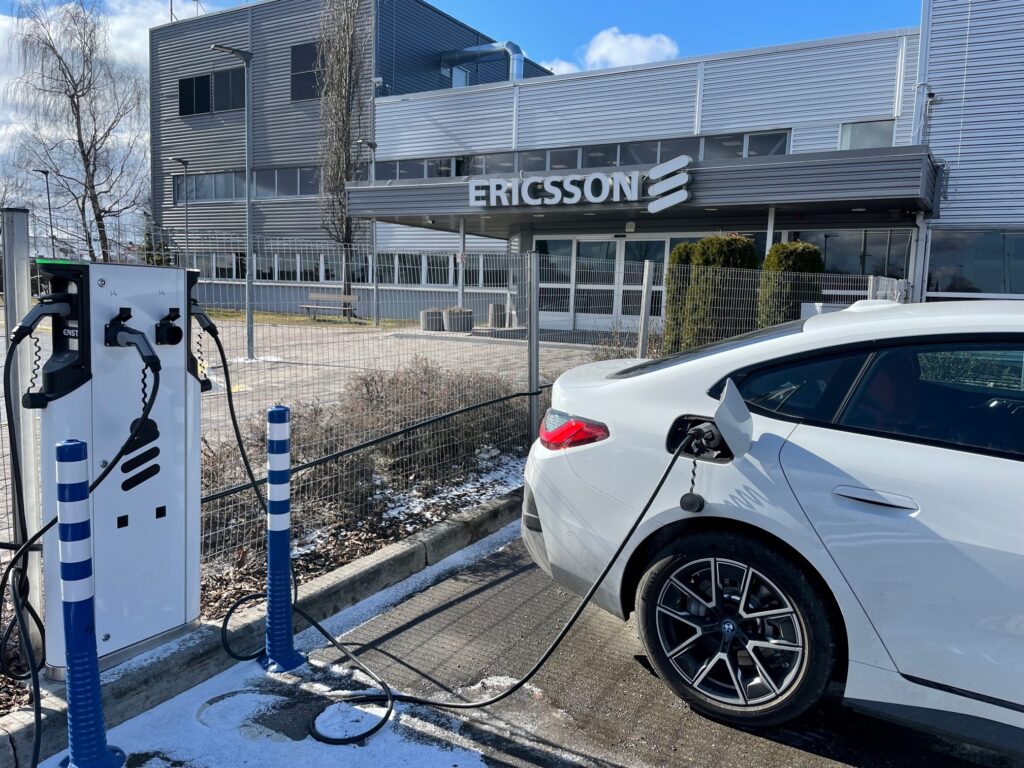 Tööandjad paigaldavad üha enam oma parklatesse laadijaid Laadija Ericssoni ees
