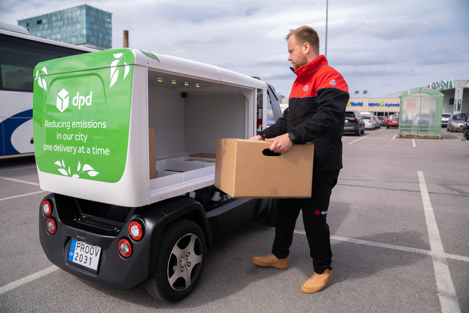 Eestis toimus Euroopa esimene pakivedu isejuhtiva robotkulleriga Isejuhtiv pakirobot