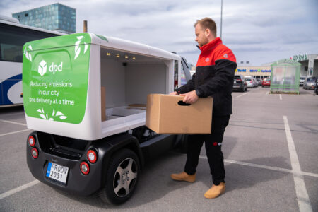 Eestis toimus Euroopa esimene pakivedu isejuhtiva robotkulleriga Isejuhtiv pakirobot