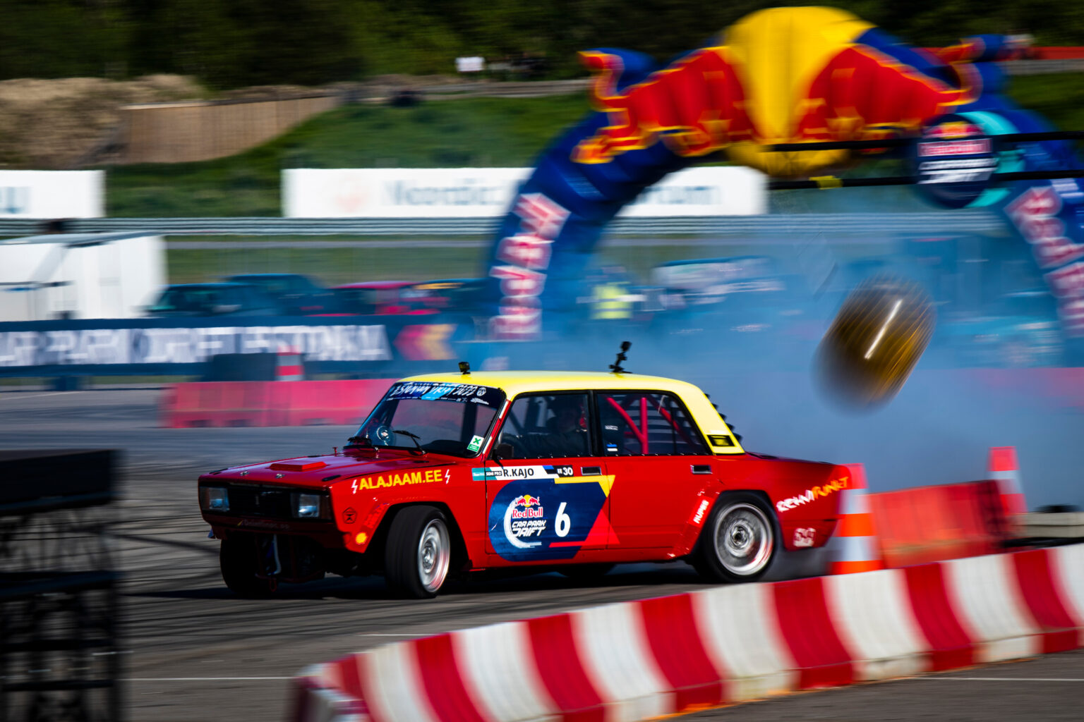 Red Bulli täpsussõiduvõistlus tõi Audrusse Eesti driftiparemiku Red Bull Drift Audrus 2022