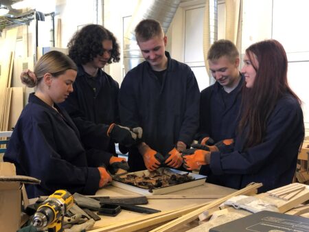 Koolinoored valmistasid TalTechi teadlaste käe all uusi materjale Paide katsed