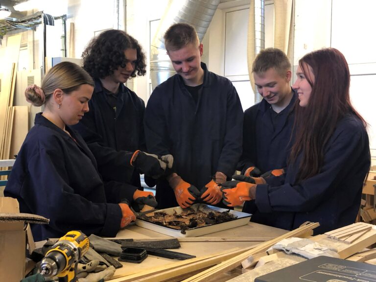 Koolinoored valmistasid TalTechi teadlaste käe all uusi materjale Paide katsed