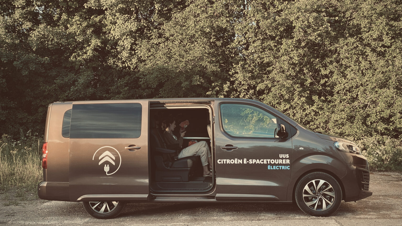 Kas teadsid!? Bensukas kulutab sõites rohkem elektrit kui elektriauto! bensukas