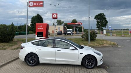 Mäo Circle K-s saab elektriautot tasuta laadida Circle kiirlaadija Mäos