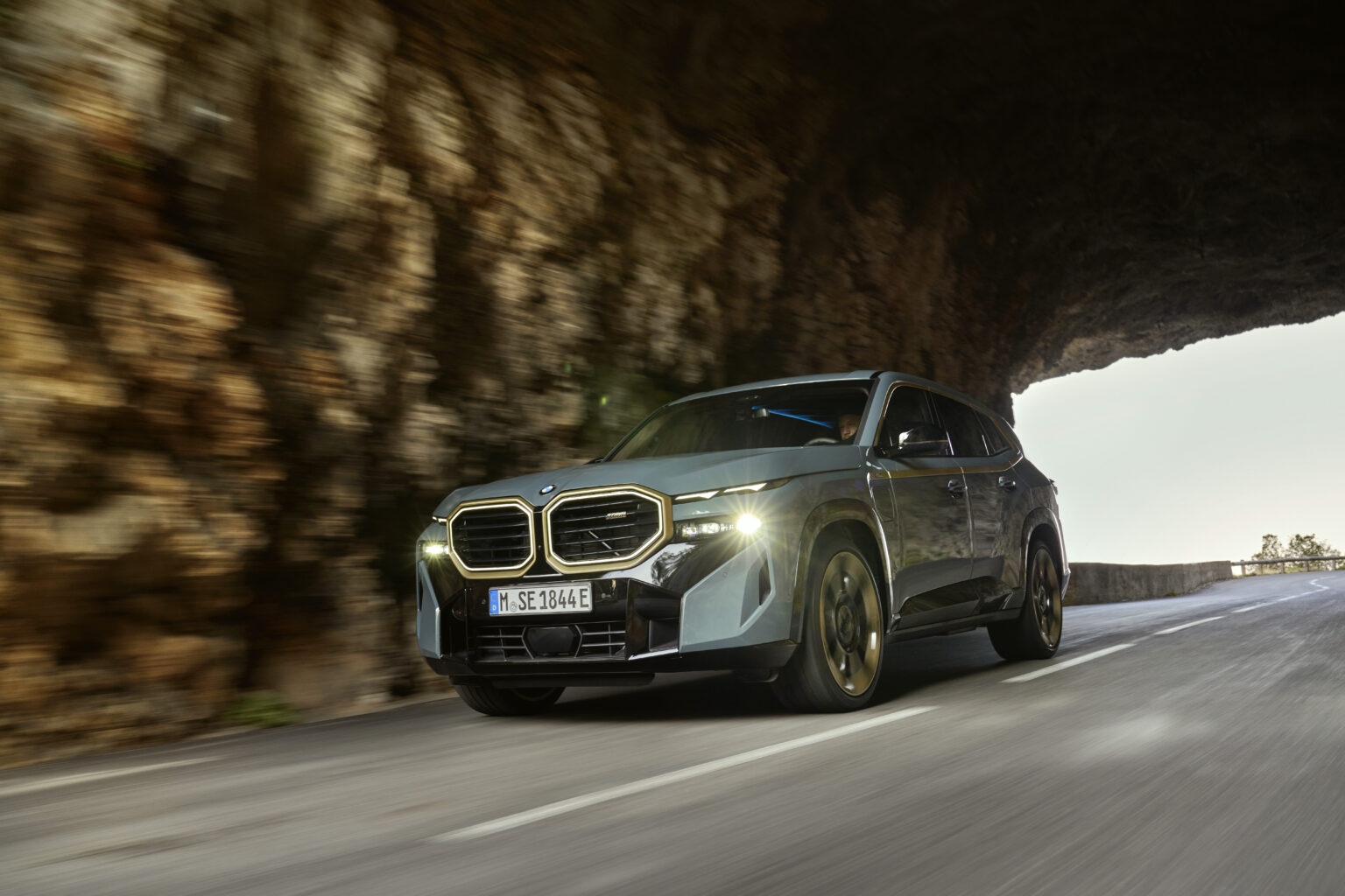 BMW M-divisjon esitles oma esimest pistikhübriidi BMW XM pistikhübriid