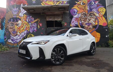 Lexus UX-iga Berliini peidetud aardeid avastamas Lexus UX-iga Berliinis