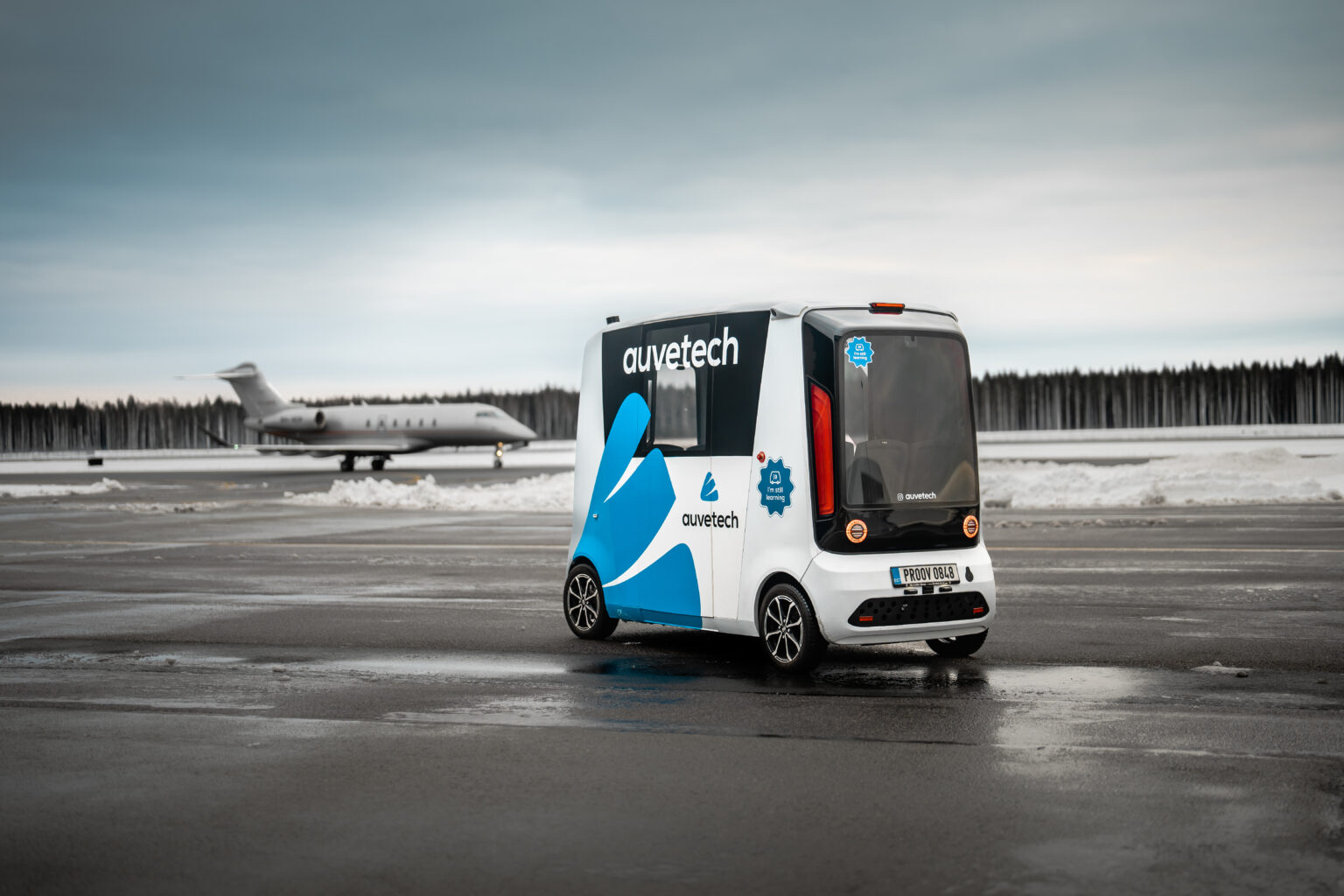 Tallinna lennujaamas hakkasid toimetama autonoomsed sõidukid Auve Tech autonoomne buss