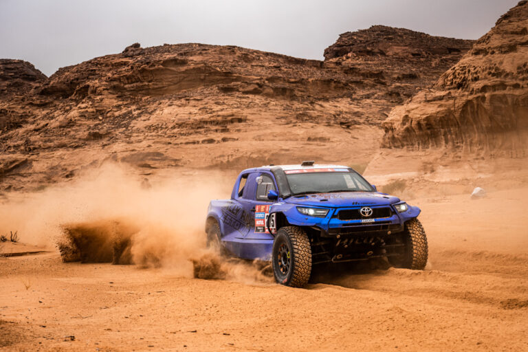 Urvo Männama ja Risto Lepiku Toyota Hilux