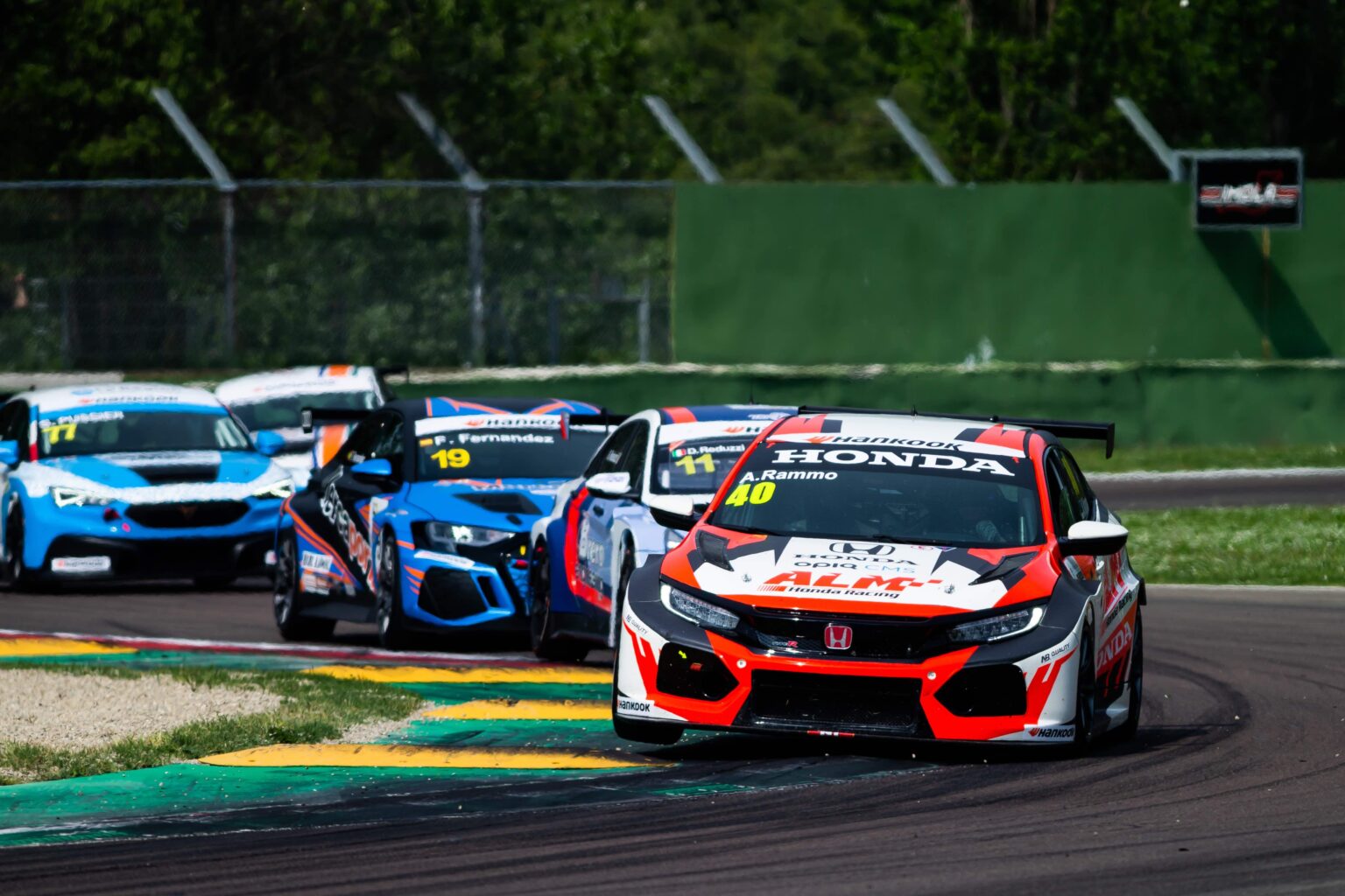 TCR Italy’l osalevate eestlaste head kiirust pärssisid viperused ALM Honda Racing Imolas. Foto Daniele Nicli