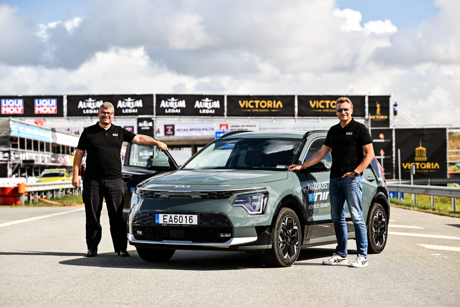 Kaks autoentusiasti tegid Leedus elektriautoga uue rekordi Kia e-Niro rekordsõit ümber Leedu