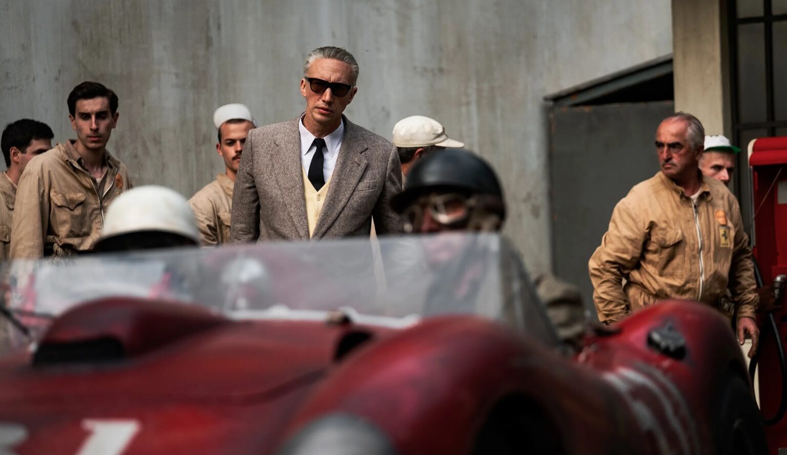 Täna esilinastub “Ferrari” – mängufilm Enzo Ferrarist Ferrari film