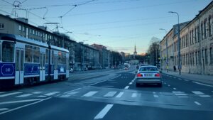 Lõpp elektrikate ja taksode naglatsemisele: Vineeri ristmiku liikluskorraldus muutus vineeri