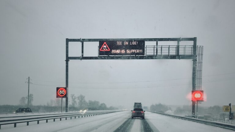 Kas teadsid? Asjad, mida talvel autosse jätta ei tohi – kui sa just katastroofi ei plaani Asjad, mida talvel autosse jätta ei tohi morgiks