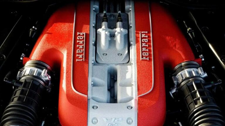 Ferrari patenteeris ovaalsete kolbidega V12 Ferrari V12