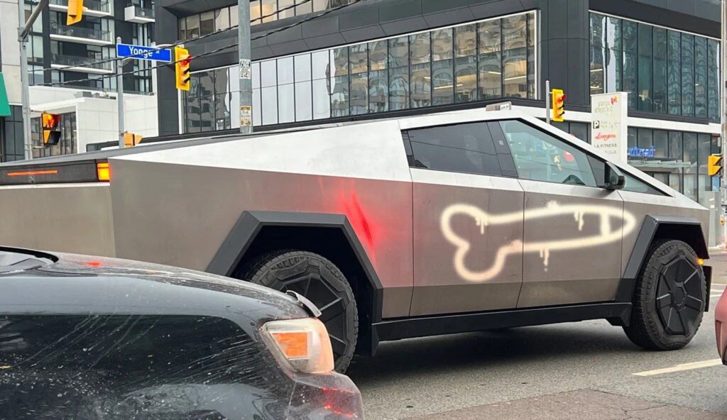 Musk ajas harja punaseks: üha rohkem inimesi loobub Tesladest Tesla Cybertruck vandalism