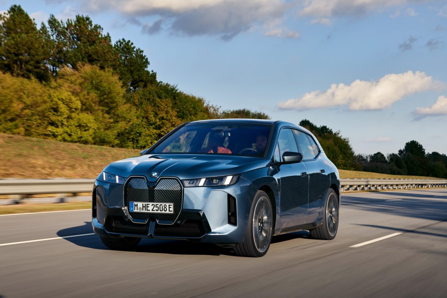 Eestisse jõudis seni pikima sõiduulatusega BMW elektriauto BMW iX