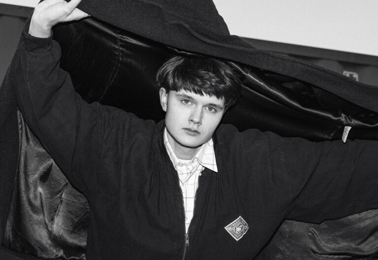 KUULA: “lõputu festival” – EiK-i seitsmes stuudioalbum on totaalne “kõrvauss” lõputu festival