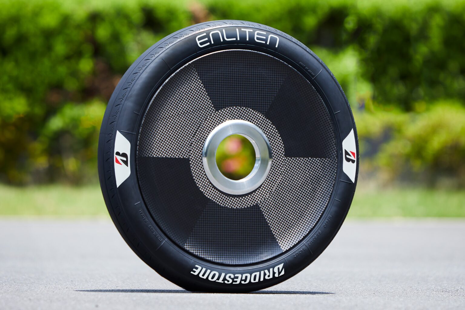 Päikeseautode MM-il testitakse taaskasutatud materjalidest rehve Bridgestone rehvid päikeseautode võistlusel