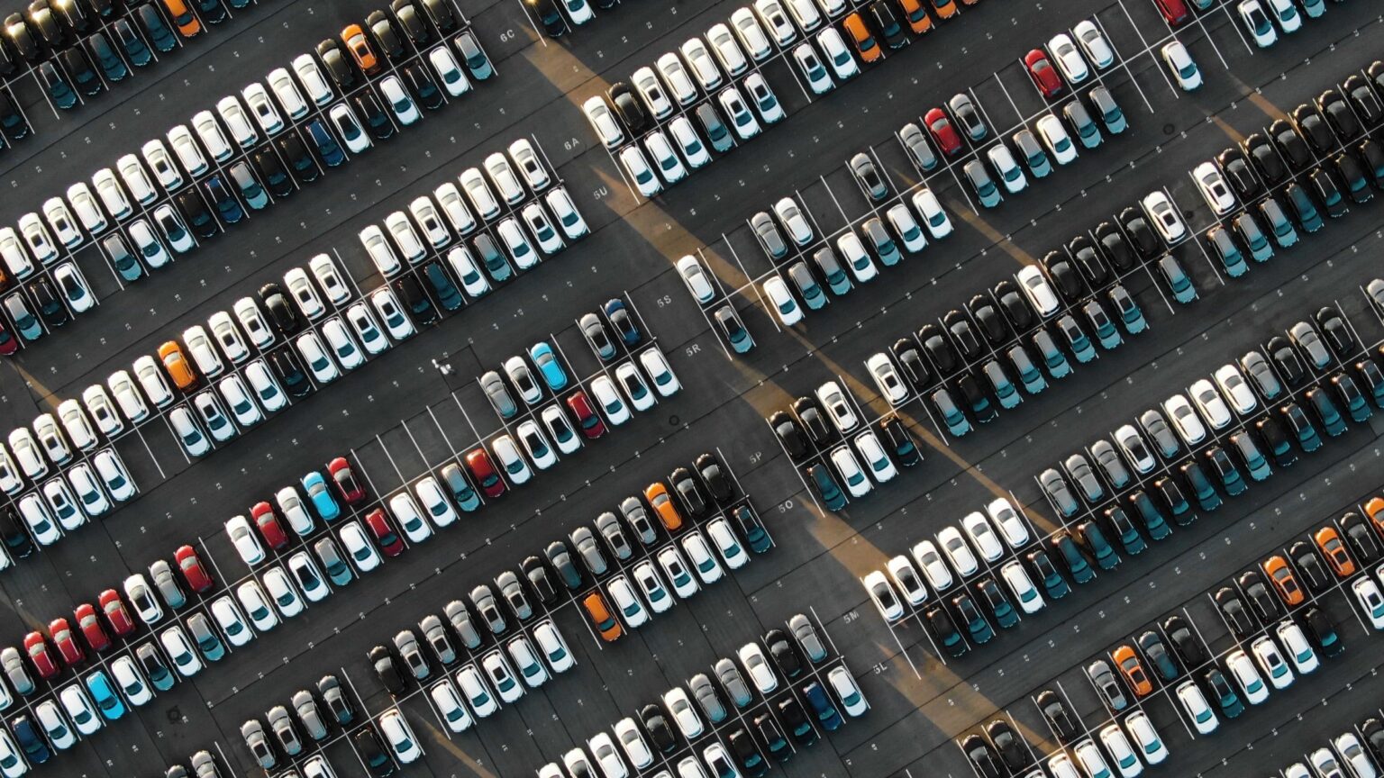 Juulis süvenes uute sõiduautode turul langus Parkla, autod pargivad. Shutterstock