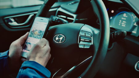 Uuring: Roolis telefoni kasutamine on kasvav ja ohtlik tendents Roolis telefoni kasutamine on kasvav ja ohtlik tendents