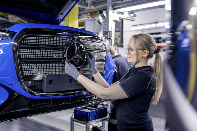 Mercedes-Benz tehas, koosteliin