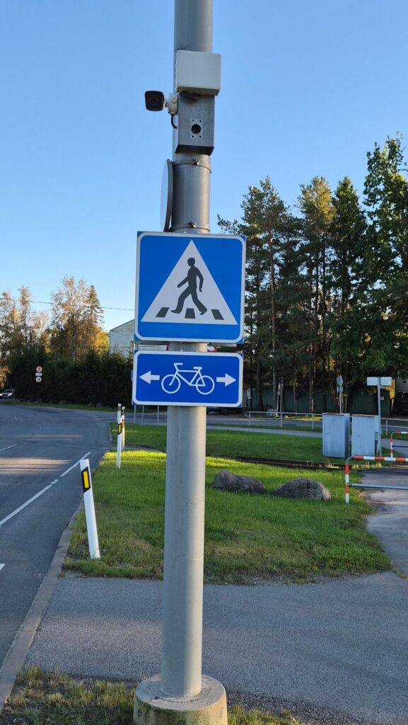 "Istmesoojendus" 230, kergliiklustee, liiklusmärgid