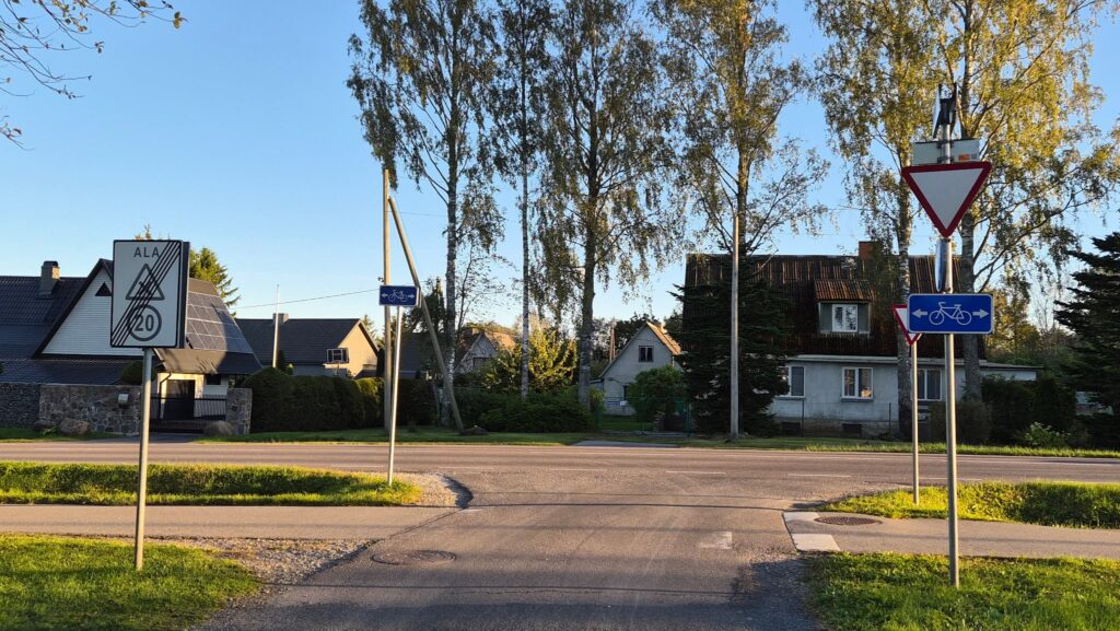 "Istmesoojendus" 230, kergliiklustee, liiklusmärgid