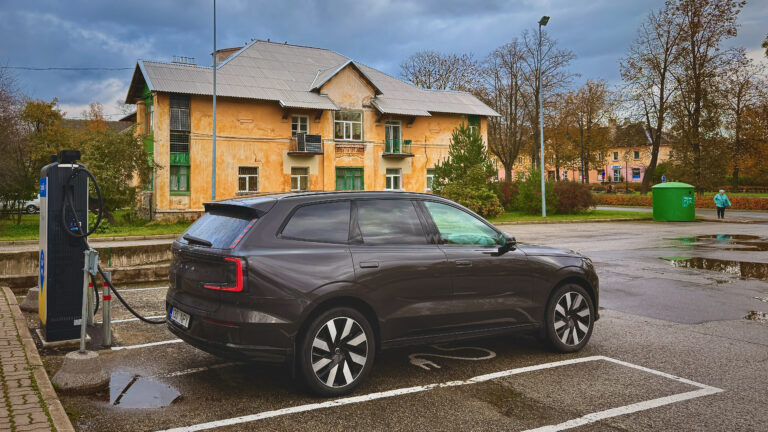 Kiirlaadijad kaupluste juures buumivad: mängu astub Coop Kiirlaadijad kaupluste juures buumivad